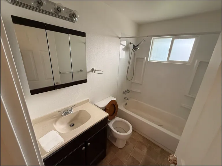 215 NW Canal Blvd #6 — Photo 14