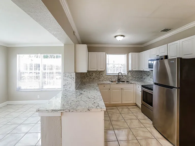 2300 De Soto Dr — Photo 7