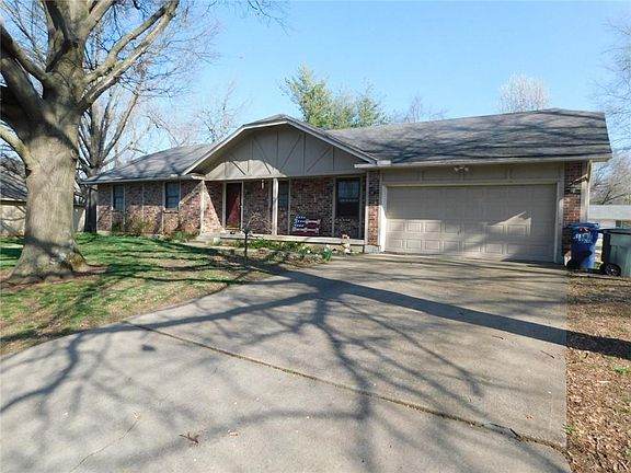 2nd image of 1805 Cambridge Ln