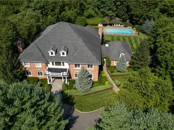 16 Knightsbridge Manor Road, Purchase, NY 10577