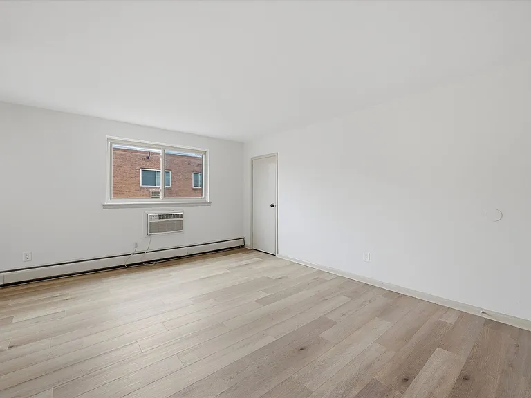 Melrose Apartments — Photo 11