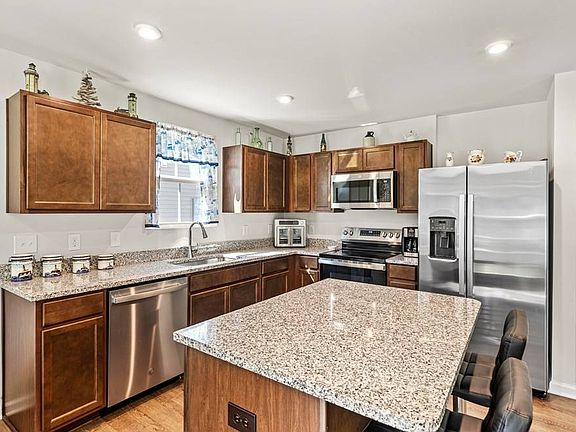 3rd image of 215 Highland Station Dr