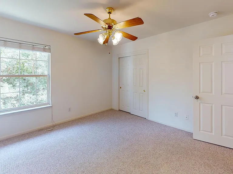 702 Dover Ln — Photo 9
