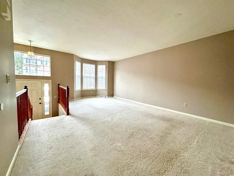 1290 Wanda Dr - Liv Rm