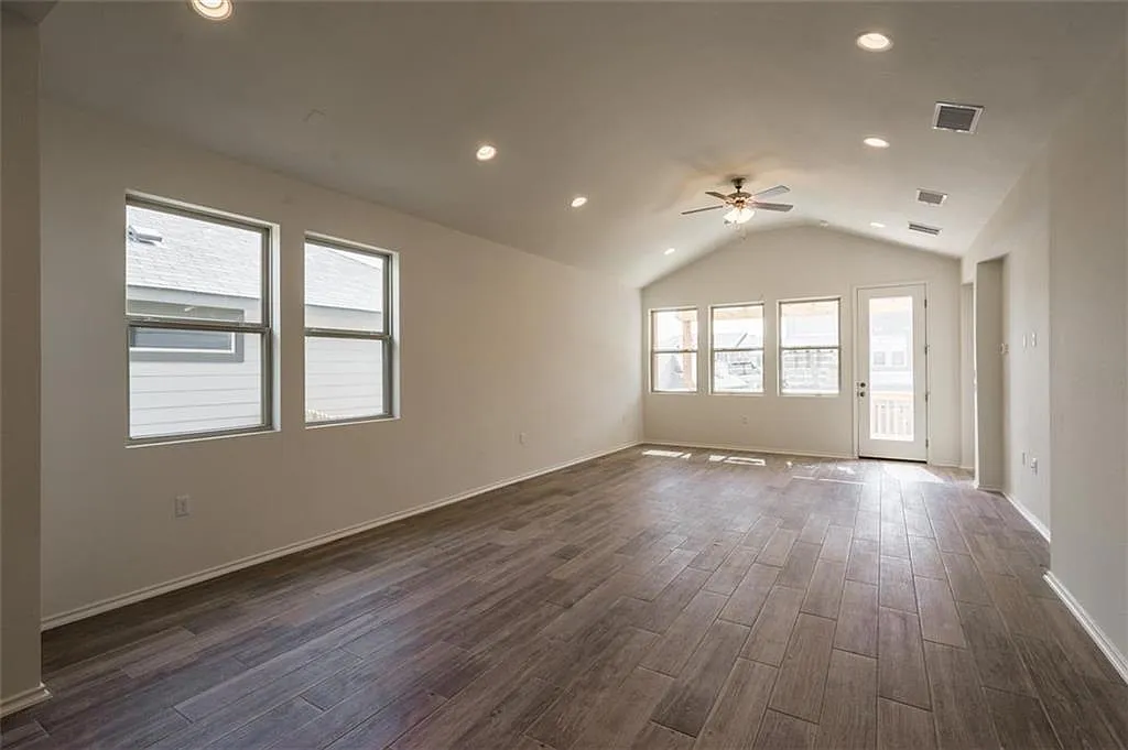 4 bed, 2.5 bath, 2463 sqft, $2,300 — Photo 3
