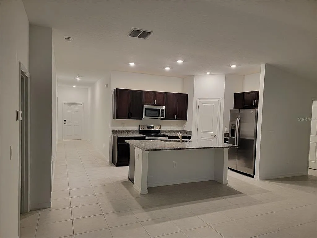 3 bed, 2.0 bath, 1555 sqft, $2,095 — Photo 3