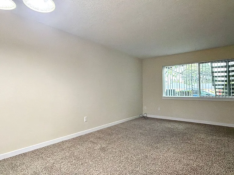 **Free First Month's Rent** Montavilla 2 Bedroom Main Floor Apartment W/ A/C And Off Street Parki... — Photo 9
