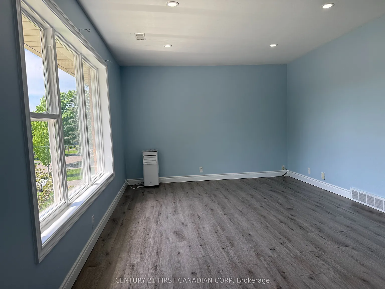 3 bed, $2,100 — Photo 4