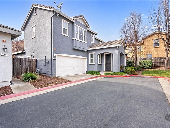 4th image of 719 Courtyards Loop