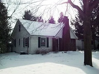 3704 Woodlawn St photo 1