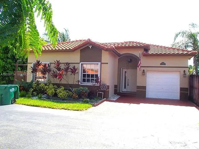 3 bed, 2.0 bath, 1373 sqft, $3,200 — Photo 1