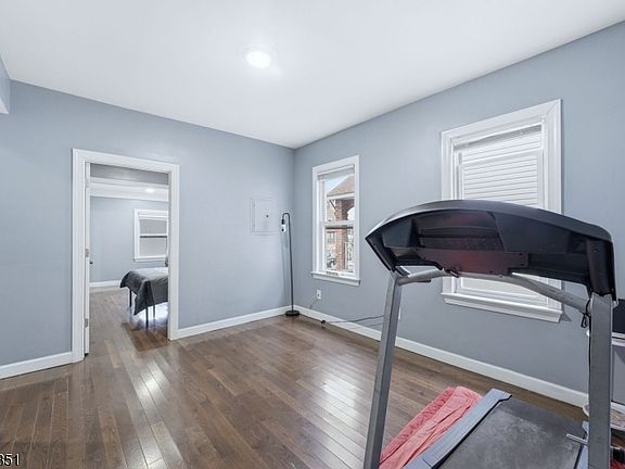 4th image of 757 Thomas St