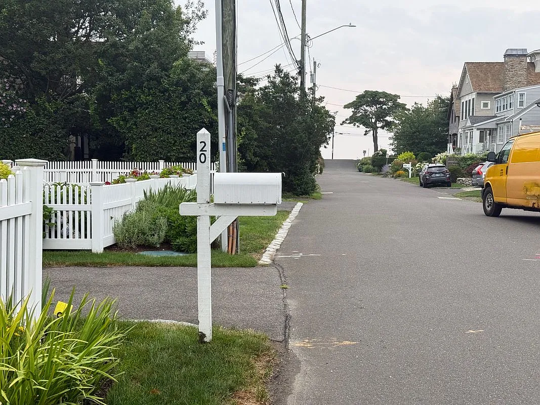 3 bed, 1.5 bath, 1350 sqft, $7,700 — Photo 3