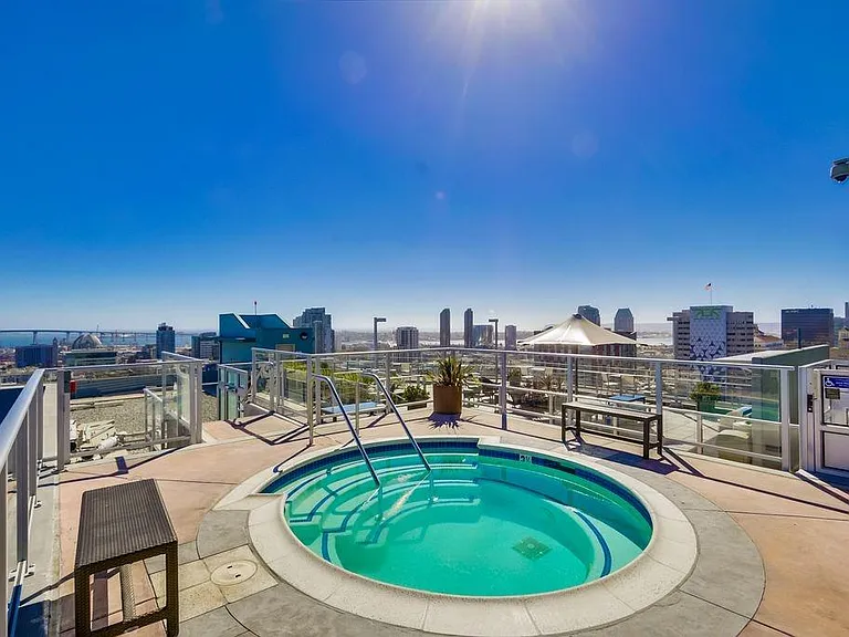 Rooftop jacuzzi / hot tub
