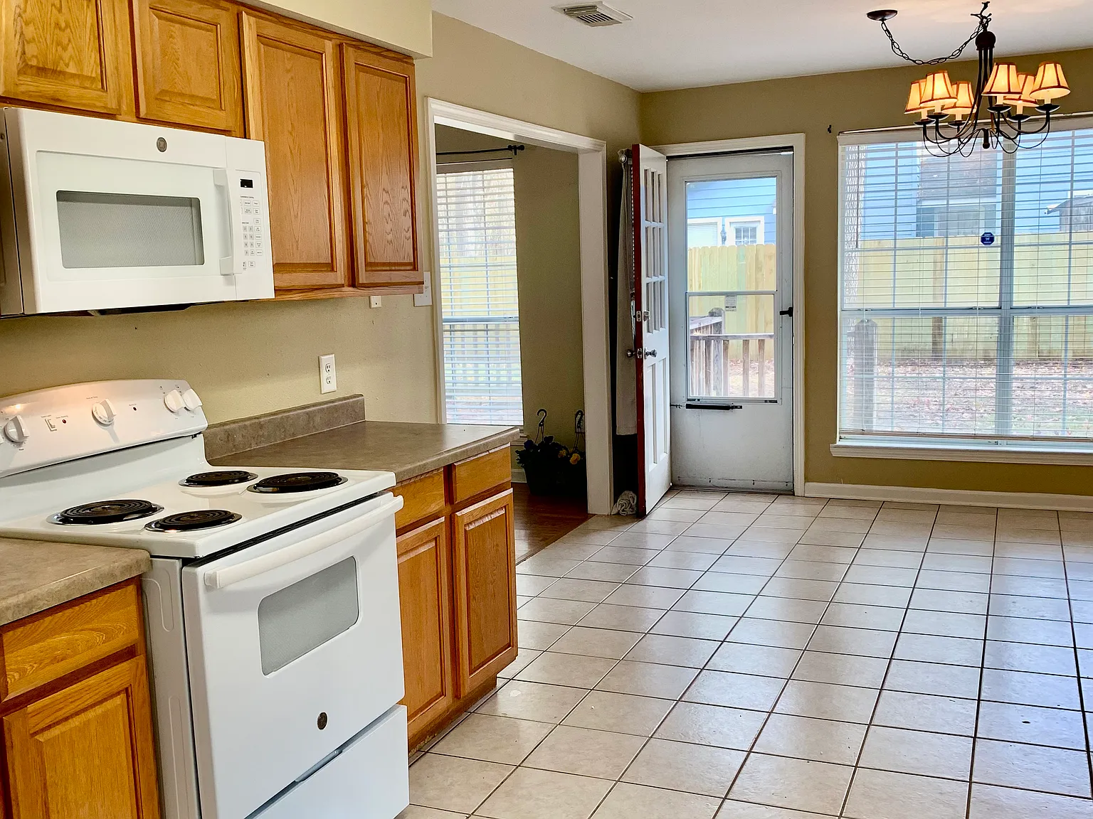 3 bed, 1490 sqft, $1,880 — Photo 4