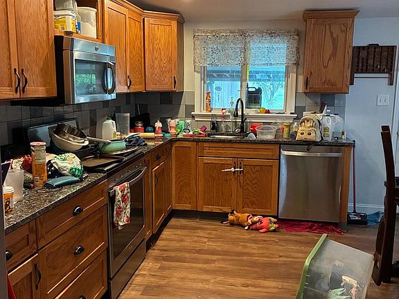 5th image of 460 Manor St