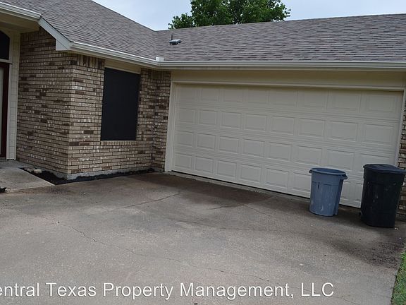 3rd image of 2305 Iowa Dr