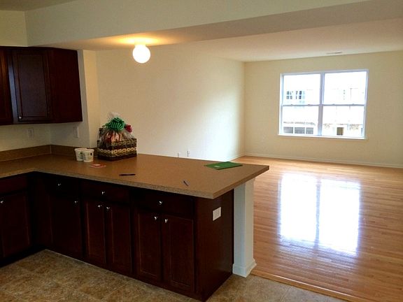 3rd image of 541 Somerset St