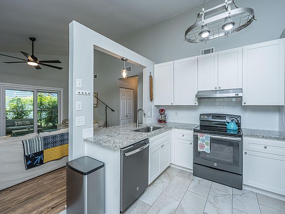 3rd image of 1141 Oakcrest Dr