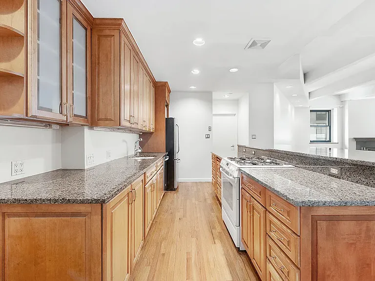 130 E 12th St #3B — Photo 1