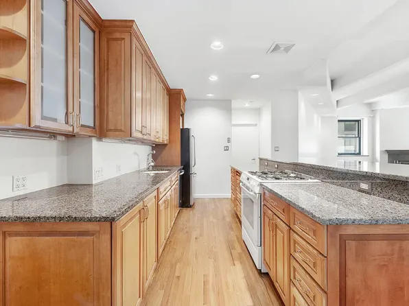 130 East 12th Street image 1 of 7
