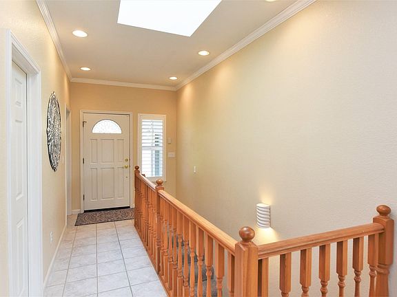 5th image of 19044 Berg Ct