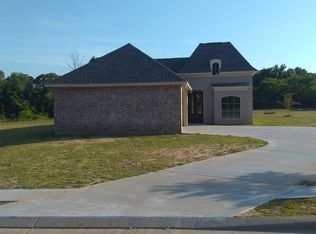 37 Hedges. Plantation Pl, Natchez, MS 39120