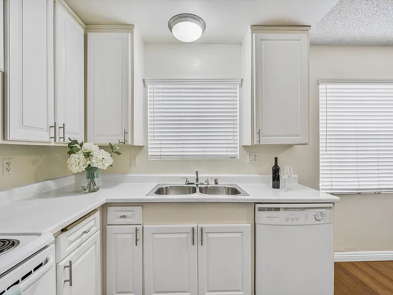 7614 Parkway Dr — Photo 10