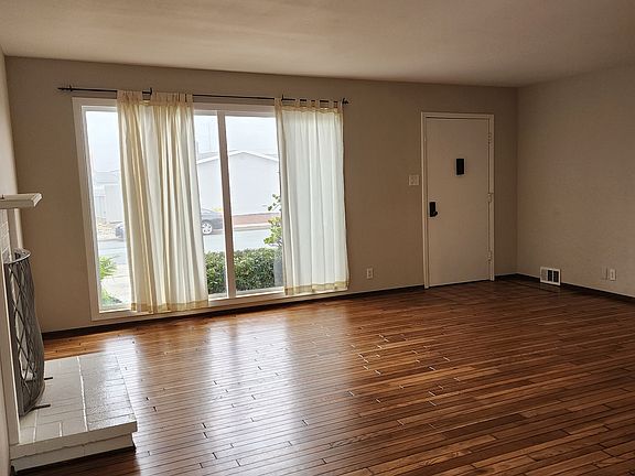 4th image of 260 Seaside Dr