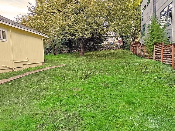 Huge private yard, fully fenced