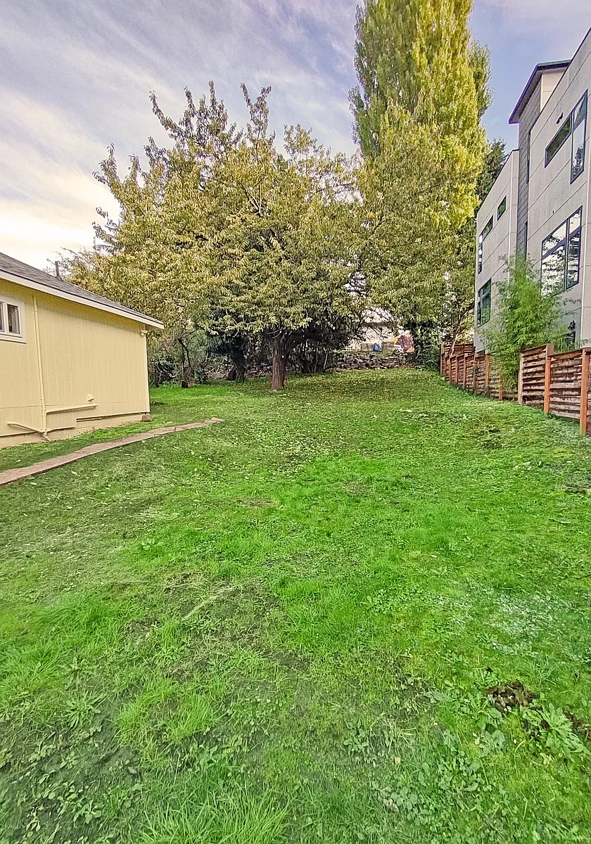 Huge private yard, fully fenced - 716 14th Ave