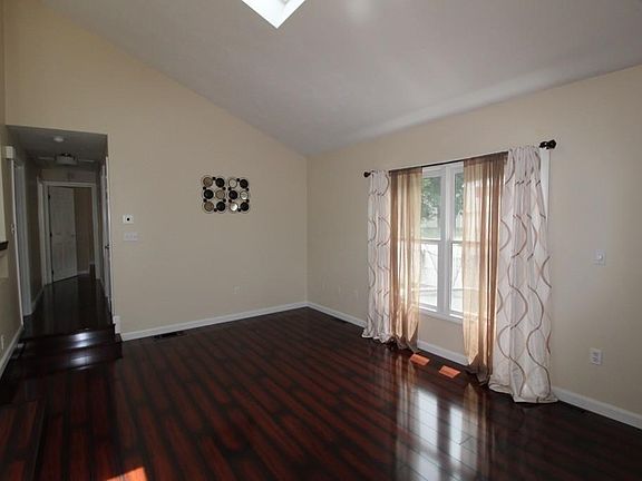 4th image of 15 Elm Ave