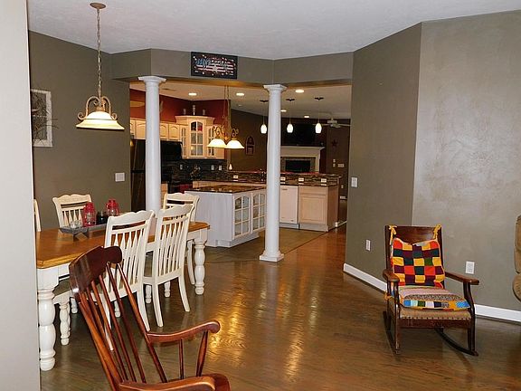 Dining to Kitchen