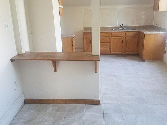 4th image of 1366 W 61st St #Up