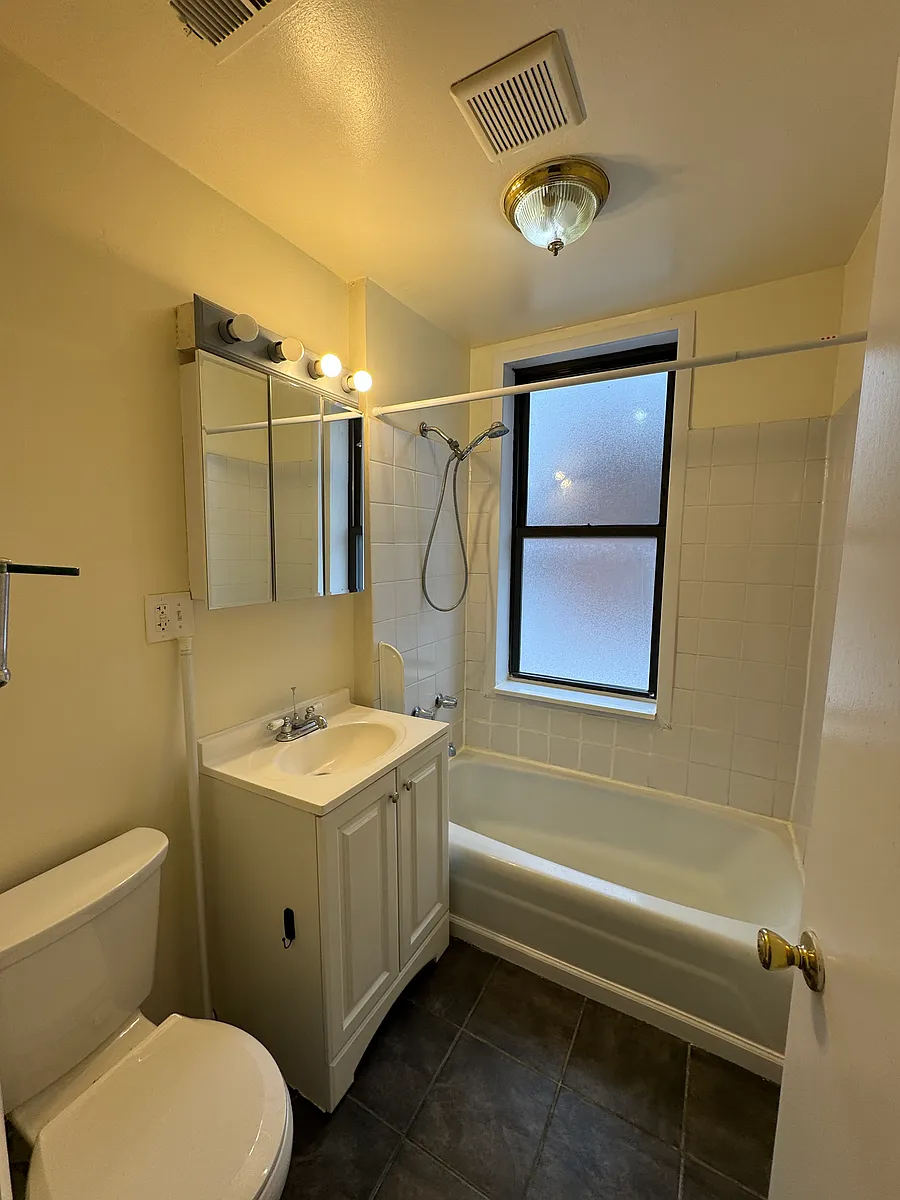 Building Photo - 2157 W Walton St #2