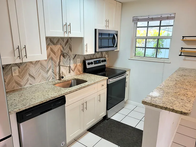 129 NW 25th St #129 — Photo 3