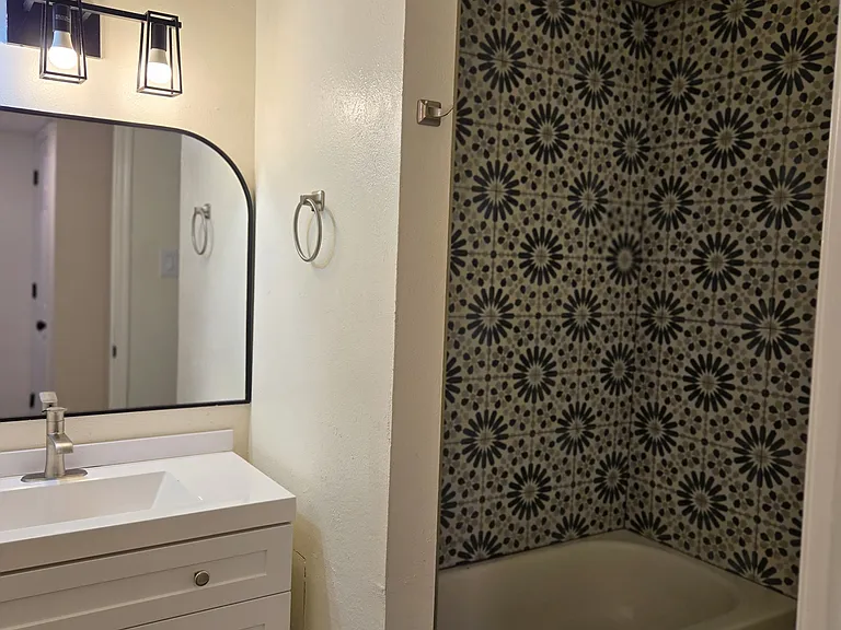 2109 Chelwood Park Blvd NE #D — Photo 10