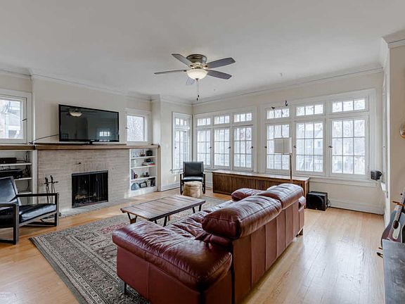 3rd image of 133 N Lombard Ave