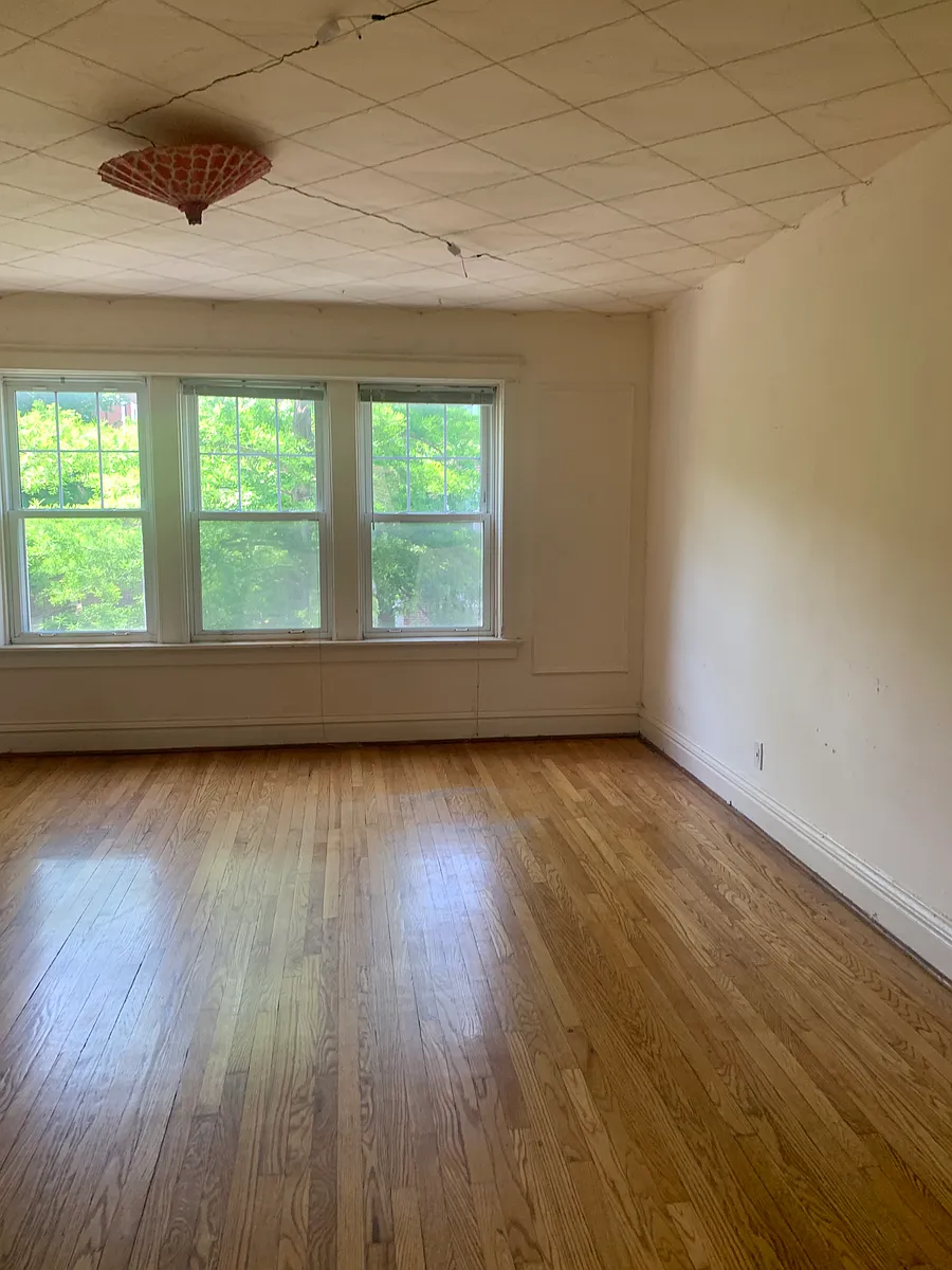 Living room - 6313 S Rosebury Ave #3W