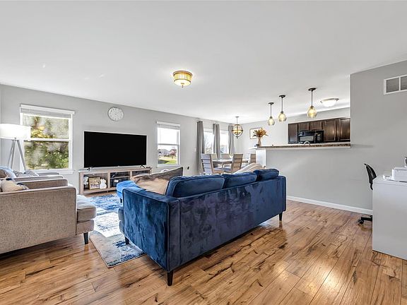 4th image of 809 Foxgrove Dr