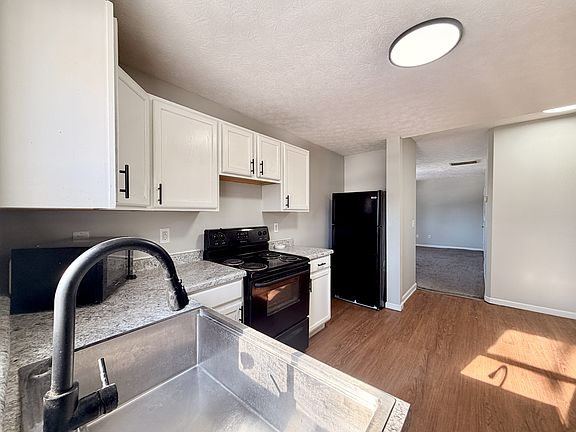 5th image of 629 Swan St APT D