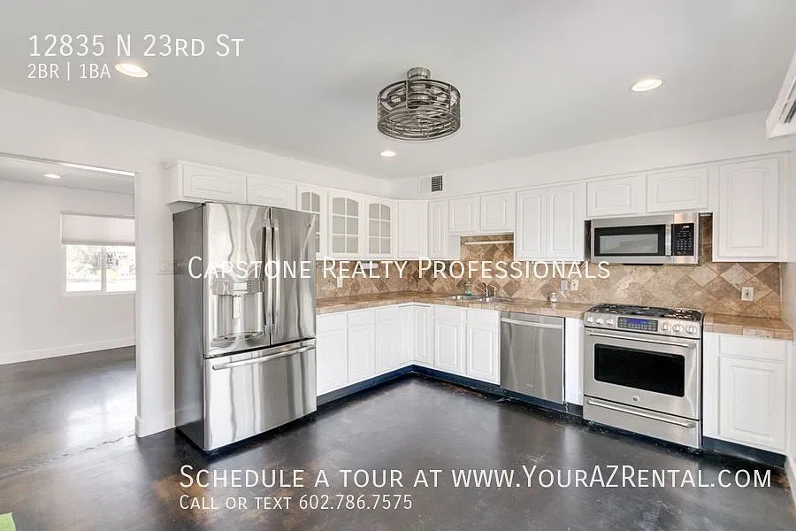 Gorgeous Remodeled Ranch style home in Phoenix on HUGE lot! — Photo 3