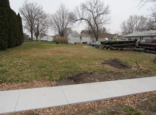 329 E Cherry St, Monticello, IA 52310