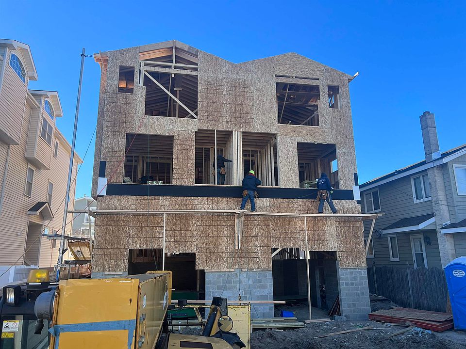 2nd image of 226 44th St W #Sea