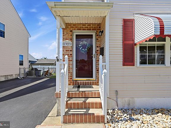 4th image of 1923 Oak Leaf Ln