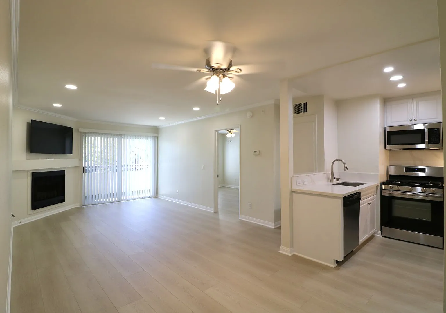5545 Canoga Ave — Photo 1