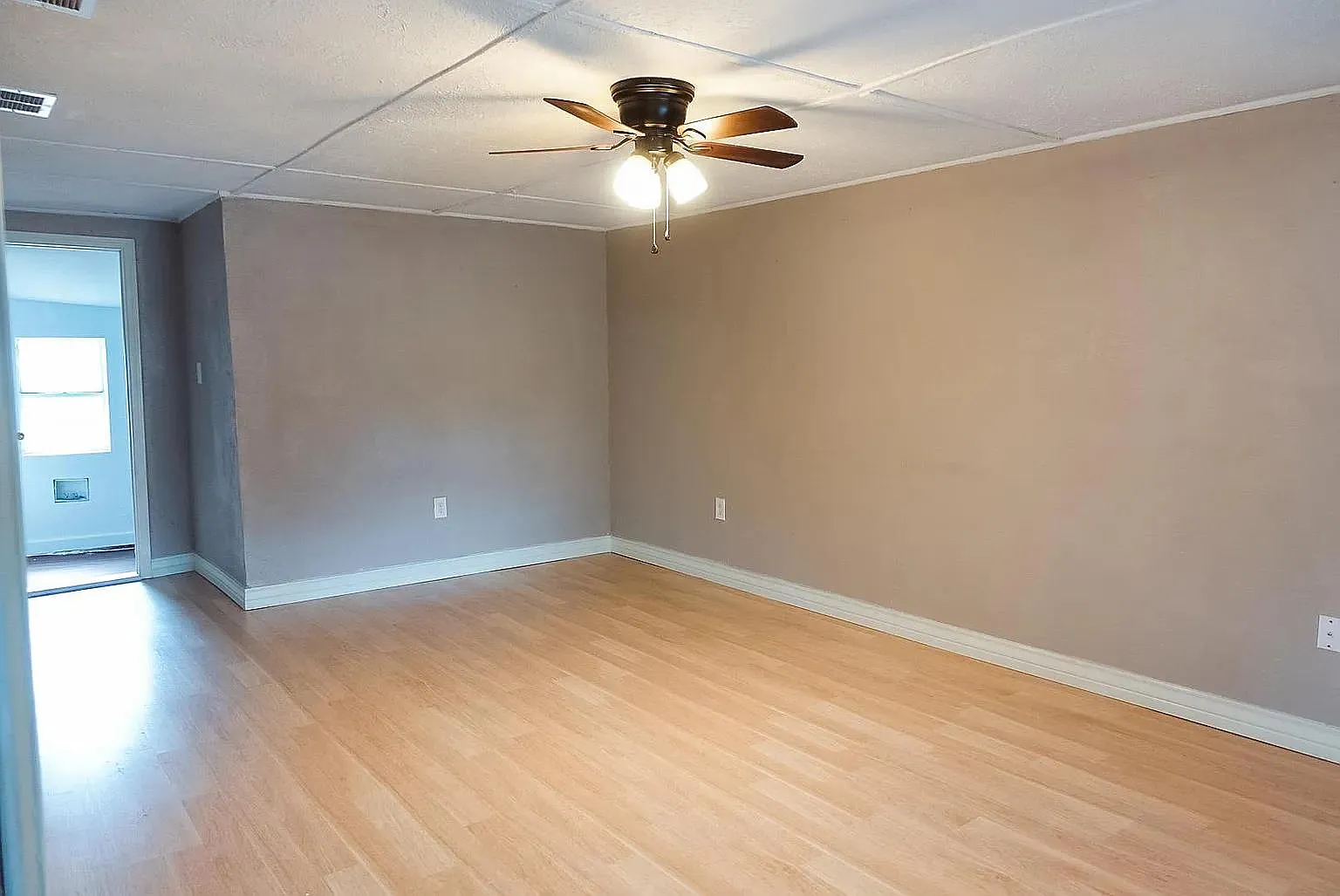 1129 E Doddridge Ave — Photo 4