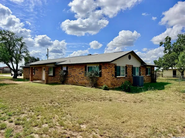 611 Deer Trail dr, Jourdanton, TX 78026