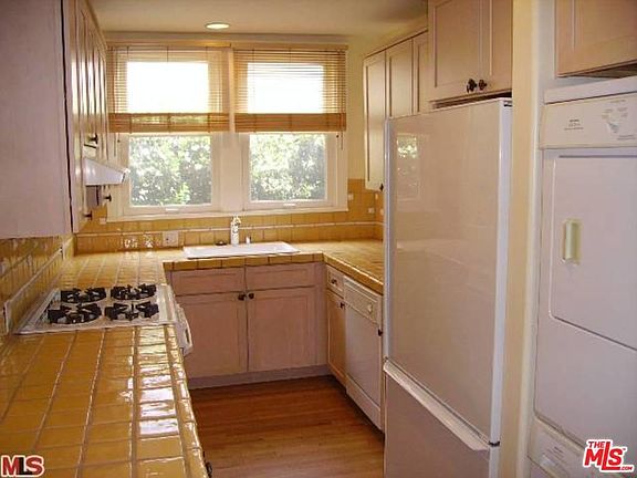 4th image of 1148 Poinsettia Dr