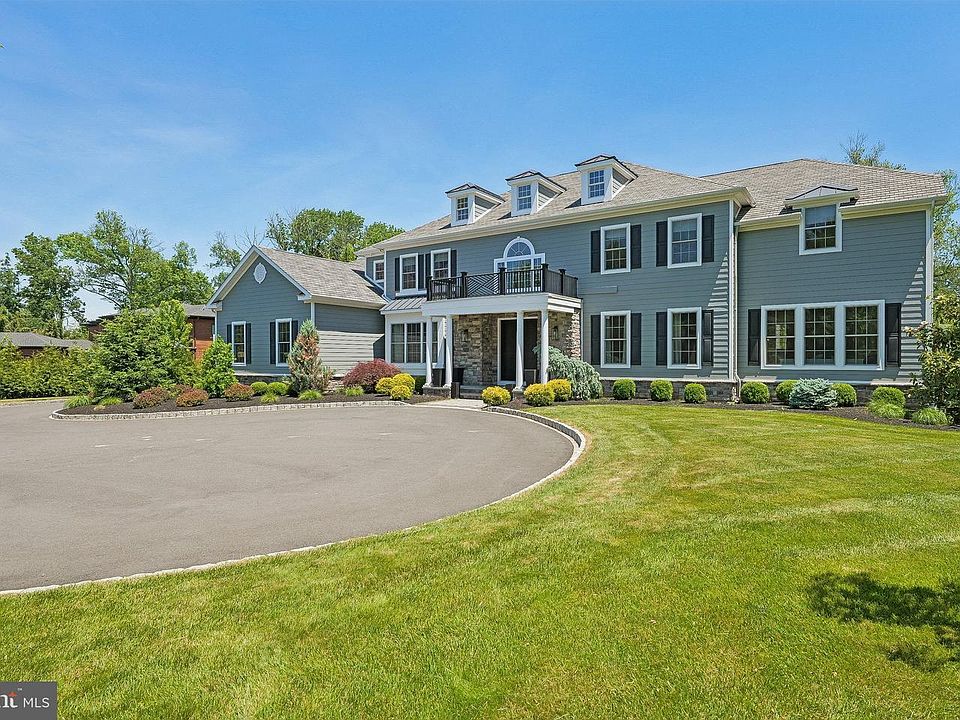 1st image of 215 Elm Rd